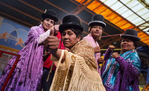 Борьба cholitas luchadoras довольно опасна. Если американские реслеры себя берегут и строго придерживаются сценария битвы, то у горячих боливийцев кровь просто застилает глаза. Девушки получают достаточное количество травм на ринге, случалось даже несколько смертей.