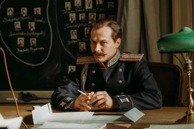 Юра Борисов в роли Михаила Прохорова в сериале «Хроники русской революции»