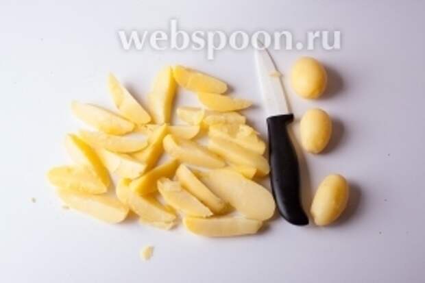 За исключением 2 картошин для декорации, остальные нарезаем на дольки-четвертинки.