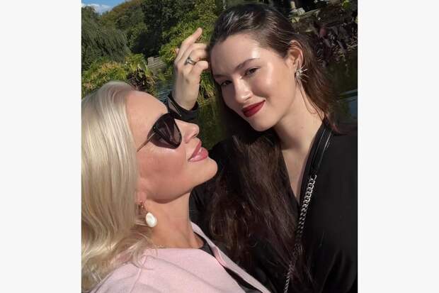 Бывшая возлюбленная Бориса Немцова показала фото их отметившей 24-летие дочери