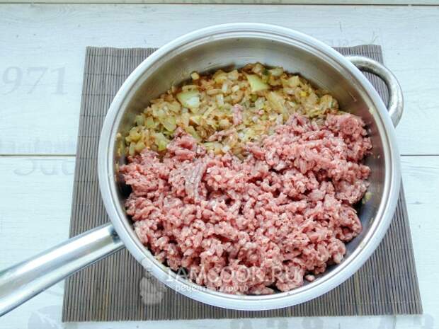 Положить фарш