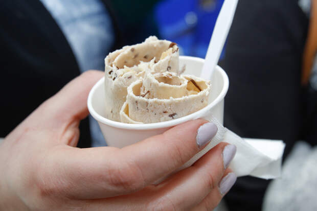 Женщина съела мороженое с гвоздями и выиграла в суде 1,2 миллиарда рублей