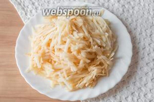 Яблоки почистите, натрите на крупной тёрке.