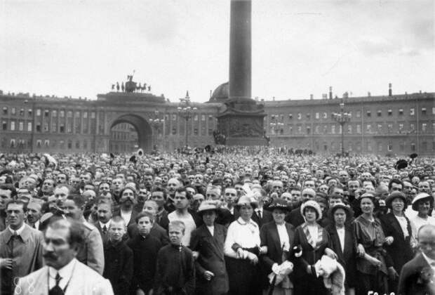 В ожидании легкой и победоносной кампании жители Санкт-Петербурга с радостью встречают речь Николая II об объявлении войны. 2 августа 1914 года. история, люди, мир, фото