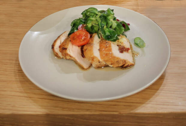 Запеченная куриная грудка, фаршированная вялеными томатами и моцареллой: Сегодня мы предлагаем вашему вниманию список продуктов на 1000 рублей, из которых возможно приготовить очень вкусные и оригинальные блюда, которые