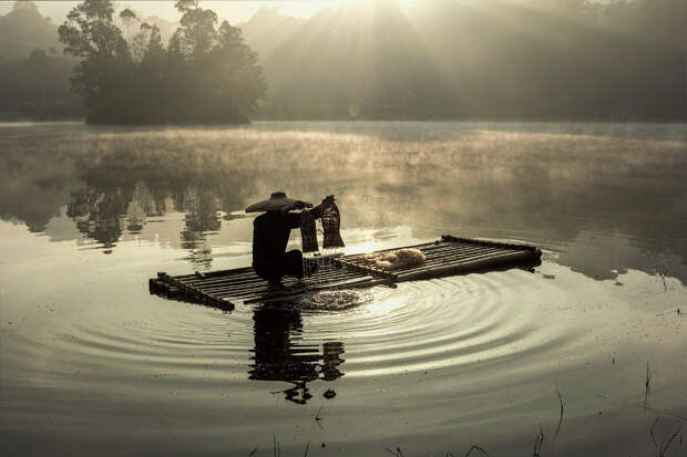 Международный победитель в категории «Исследователи», 11-летний фотограф из Индонезии со снимком рыбака