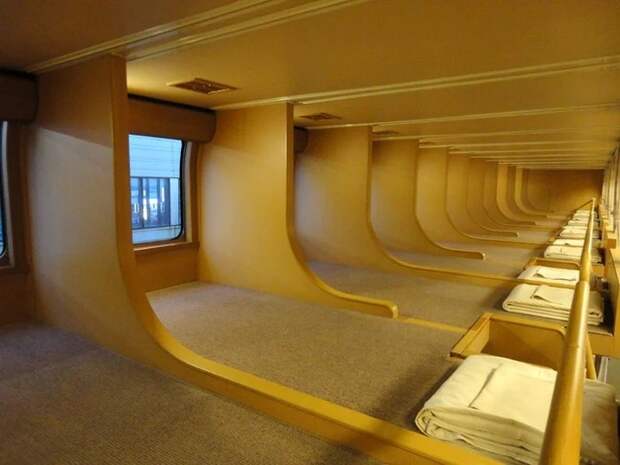 Необычные двухъярусные лежаки в спальных вагонах Японии.