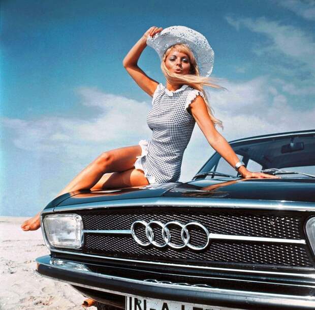 1. Автомобиль "Audi" представляет шикарная блондинка 1. Автомобиль "Audi" представляет шикарная блондинка девушки, машины, реклама, ретро
