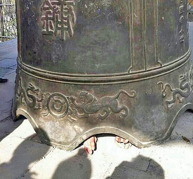 Китайский турист остался чудом жив после того, как во время экскурсии в буддийском храме китайской провинции Шаньдун на него сверху упал огромный колокол авария, дтп, животные, история, родился в рубашке