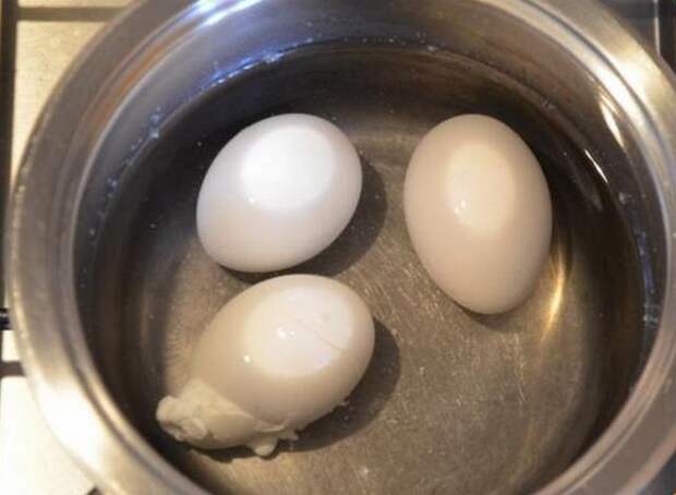 Яйца треснут, если не посолить воду. / Фото: zdorovakrasiva.com