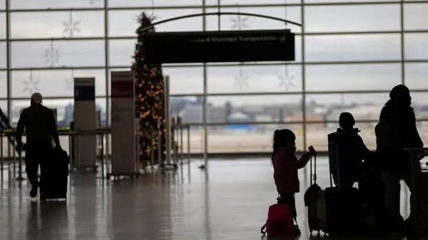 Вирусолог оценил идею закрытия границ из-за нового штамма коронавируса