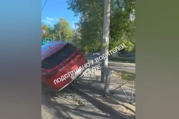 Иномарка снесла ограждение на перекрестке улиц Кирова и Каракозова в Туле