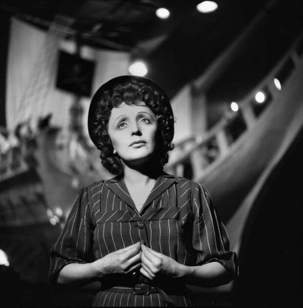 FRANCE - 1950:  Edith Piaf (1915-1963), French singer.  (Photo by Gaston Paris/Roger Viollet/Getty Images)