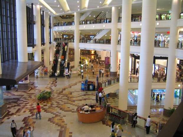 Просторный холл огромного ТЦ New South China Mall