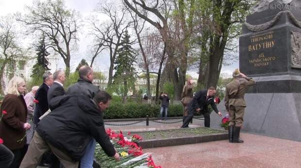 Два киевских ветерана осмелились выйти с цветами к памятнику советскому генералу