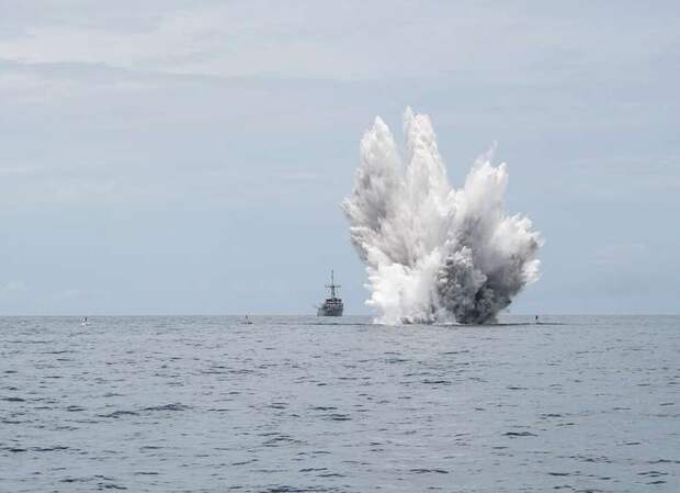 Кадры атаки надводных дронов на корабль «Приазовье» Черноморского флота России (ВИДЕО)