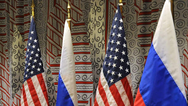 Флаги России и США. Архивное фото