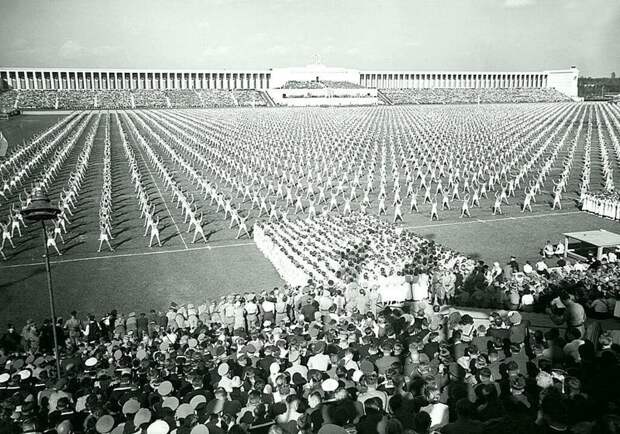 Гитлер и тысячи других наблюдают демонстрацию массовой гимнастики в «День сообщества». Нюрнберг, 1938 20 век, история, фотографии