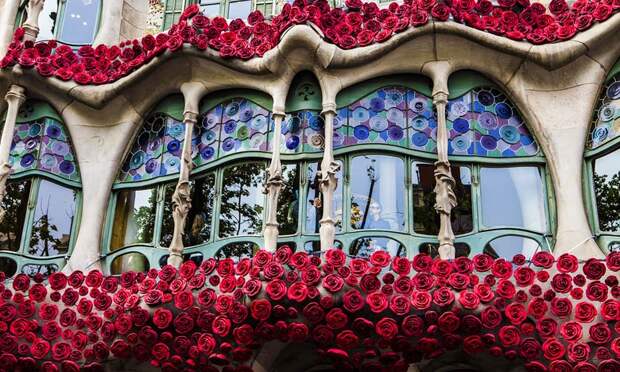 Балкон Casa-Batllo, украшенный розами