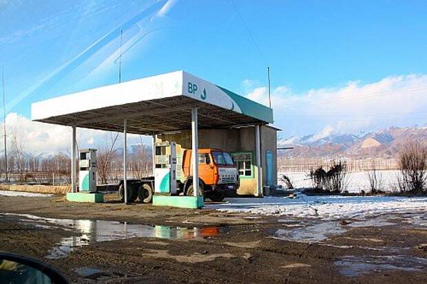 Поддельный British Petroleum? Нет, про- винциальная АЗС сети Bishkek Petroleum. Топливо поставляют из России. Цена бензина АИ‑80 – 33–34 сома, АИ‑92 – 38–40 сомов, дизельного топлива – 34–34,5 сома. Официальный курс – 1,1 сома за рубль.