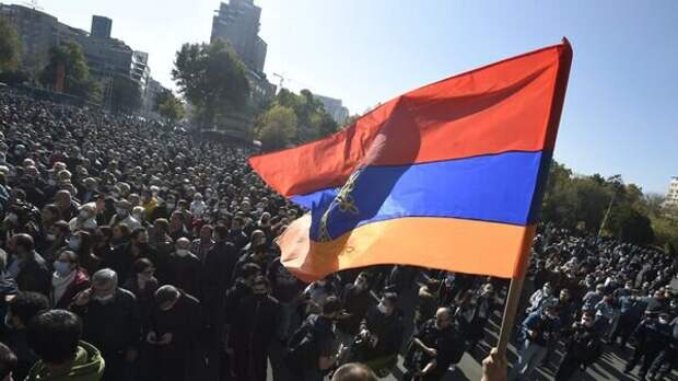 "Это последний бой". Пашинян решил уничтожить армянскую идентичность?