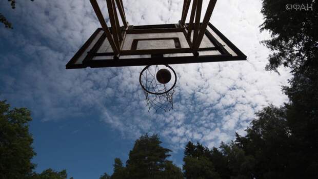Автографы Хабиба Нурмагомедова помогли построить баскетбольную площадку в Махачкале