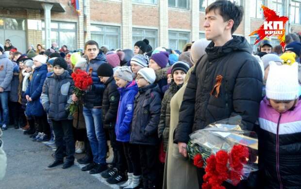 Вдове погибшего в Сирии морпеха Позынича подарили квартиру в Крыму память, погибший морпех, сирия