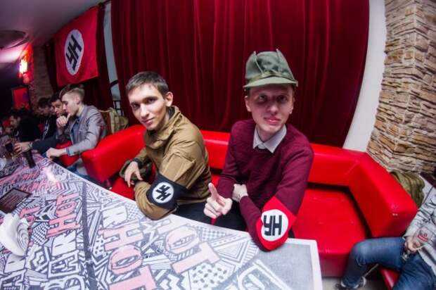 Очередное шоу дегенератов в Киеве: "Вырывание сердца зеленого человечка" и "голова Кадырова" в банке Очередное шоу дегенератов в Киеве: "Вырывание сердца зеленого человечка" и "голова Кадырова" в банке