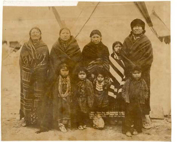 1891. Кроу Дог со своей семьей у себя дома в резервации Пайн-Ридж. 16 января