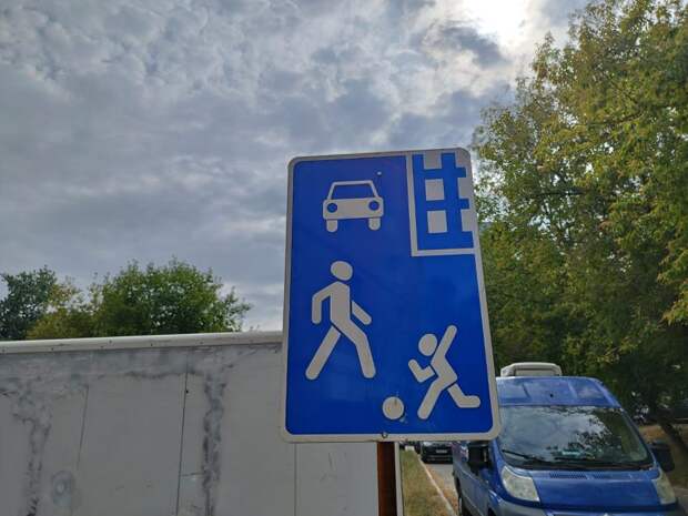 На Михалковской предотвратили падение дорожного знака