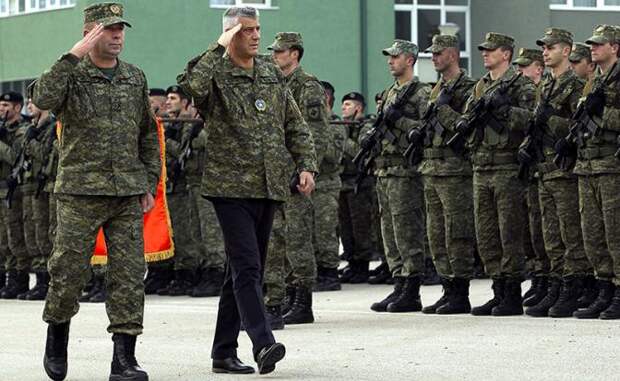 На фото: командующий Силами безопасности Косово Рахман Рама и президент непризнанной республики Косово Хашим Тачи (слева направо) на смотре вооруженных сил в Приштине