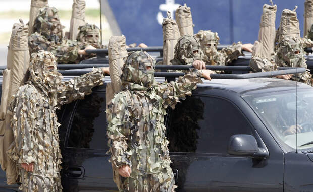 На этом снимке члены иорданского спецназа (личности солдат и офицеров содержаться в строгом секрете) участвуют в параде, посвященном специализированной выставке SOFEX.