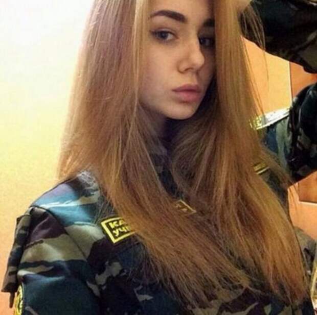 Фотографии девушек-полицейских из неофициального Instagram МВД РФ