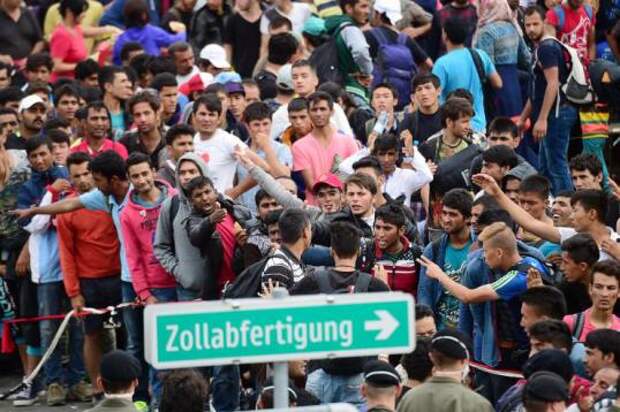 refugees-wait-border.jpg