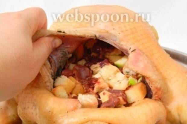 Фаршируем гуся не плотно. Начинка должна оставаться рыхлой и занимать полость гуся на 1/3 для свободной циркуляции воздуха и равномерного её запекания.