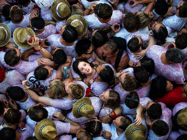 PAMPLONA, SPAIN - JULY 06: Revellers enjoy the atmosphere during the opening day or 'Chupinazo' of the San Fermin Running of the Bulls fiesta on July 6, 2015 in Pamplona, Spain. The annual Fiesta de San Fermin, made famous by the 1926 novel of US writer Ernest Hemmingway entitled 'The Sun Also Rises', involves the daily running of the bulls through the historic heart of Pamplona to the bull ring. (Photo by David Ramos/Getty Images)