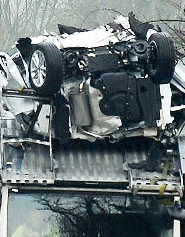 В стремлении срезать путь, водитель автотрала повредил новые автомобили В стремлении срезать путь, водитель автотрала повредил новые автомобили