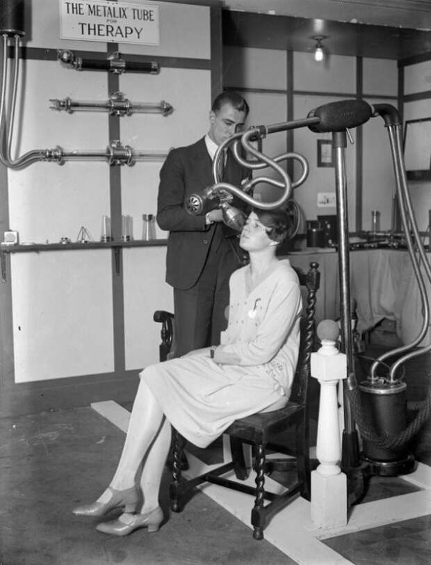 Мужчина и женщина демонстрируют медицинское оборудование на выставке рентгена, 1928 первые, ренген, фото