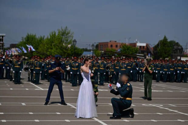«Будь моей женой!»: трогательная часть на выпускном в шифровальном училище в Краснодаре