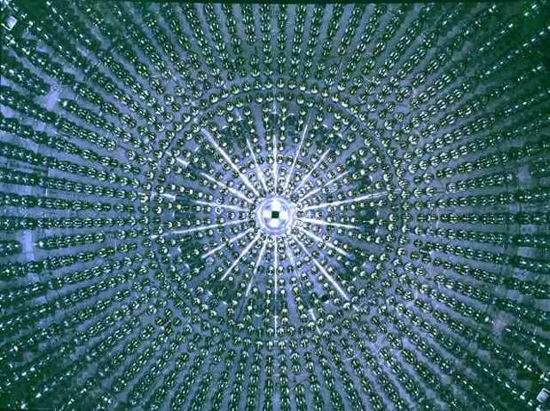 Внутри стальной сферы детектора находится более 2000 фотоумножителей, регистрирующие слабые вспышки сцинтиллятора. Фото: BOREXINO project
