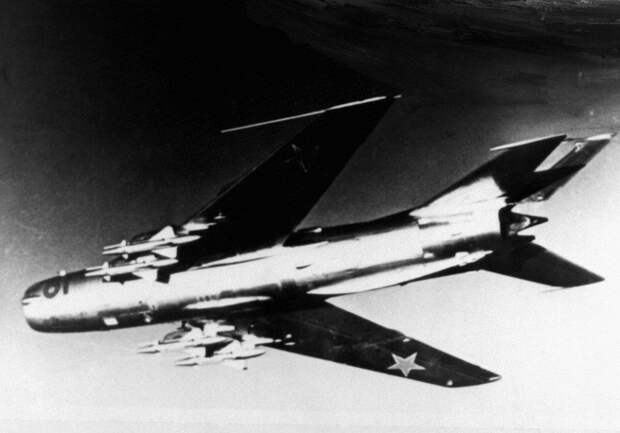 МиГ-19 (по кодификации NATO: Farmer) - одноместный реактивный истребитель второго поколения был разработан  в начале 1950-х годов. Первый советский серийный сверхзвуковой истребитель применялся в системе ПВО (для перехвата нарушителей границ). Максимальная скорость полета - 1452 км/ч, практическая дальность - до 2200 км, практический потолок - 15600 метров. Имеет на вооружении три 30 мм авиапушки НР-30. Может нести на борту до четырех управляемых ракет класса "воздух-воздух", до 32 неуправляемых ракет и авиабомбы весом от 50 до 250 кг