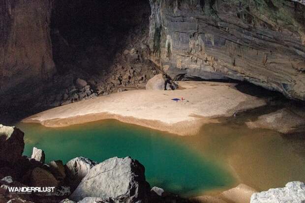 Подземный мир, обнаруженный случайно красота, пещера, туристы