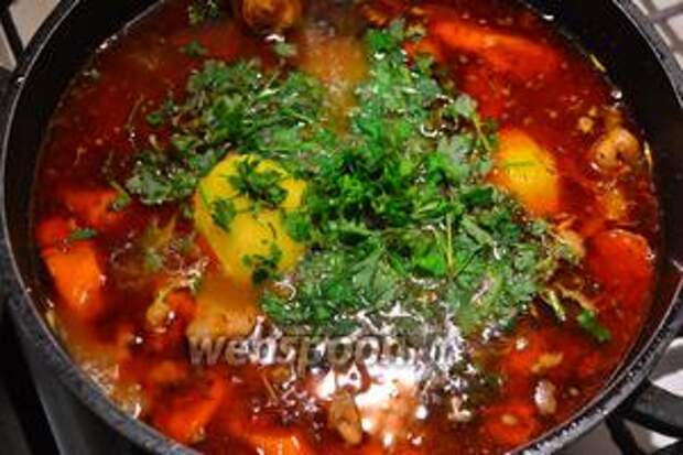 Посолите по вкусу и по желанию добавьте зелень петрушки.