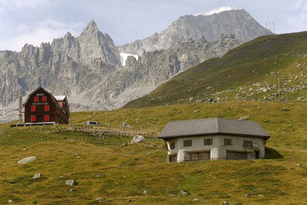 Замаскированный пулеметный бункер возле села Реальп  в Швейцарии.