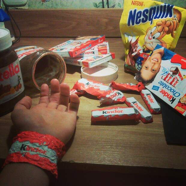 Нутелла вприкуску с Киндером, запитая Несквиком... Нутелла вприкуску с Киндером, запитая Несквиком... дорвались, перебор, прикол