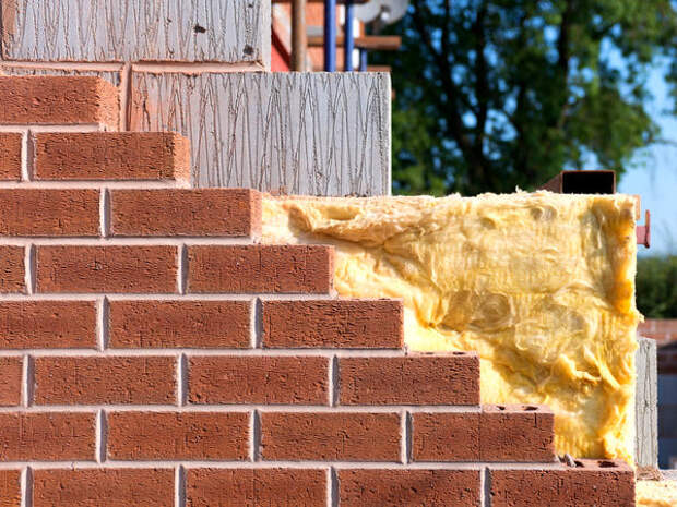 Хорошую защиту дома из кирпича или мелких блоков обеспечивают многослойные стены