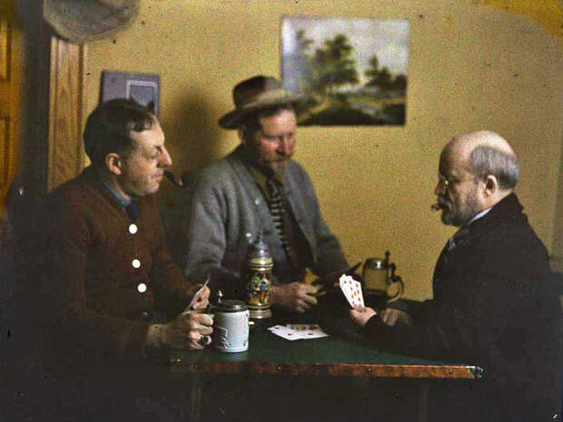 Мужчины играют в карты, 1915 г..jpg Мужчины играют в карты, 1915 г..jpg
