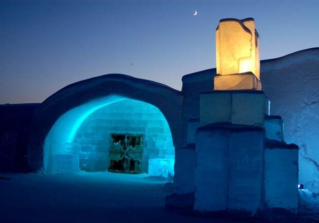 Художники со всего мира создают этот Ледяной отель каждую зиму.