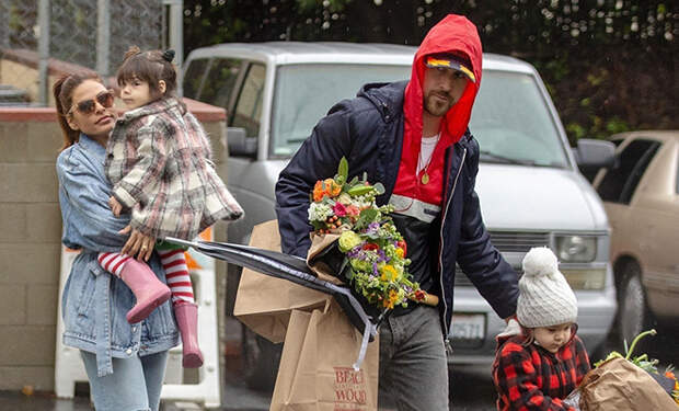 Семейный выход: Ева Мендес и Райан Гослинг с дочерьми сходили за цветами
