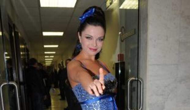 «Сдала экзамены!»: невестка-стриптизерша сменила профессию в угоду недовольной Королевой